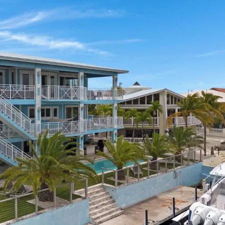 KEY LARGO 5 Bed Waterfront STUNNER with Elevator, Pool & Dock mins to the Reef