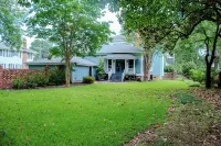 The Camelia Room - Private studio w/ Ensuite Bath in Historic Downtown Home Hotels in Clinton