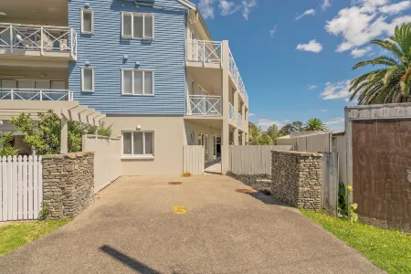 Crow's Nest Apartments