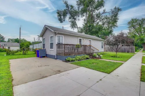 Home Near Kinnick, UI Health & Amish Country - Homestays
