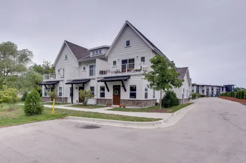 Riverfront Sheboygan Townhome w/ Grill! فنادق في شيبويغان
