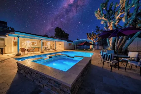 25% Off 7-Night Stay 1/2 Acre Epic Pool and Spa 2 King Beds Bunk with 2 Queens