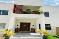 Dona's luxury townhome in the garden city of kumasi Hotel a 