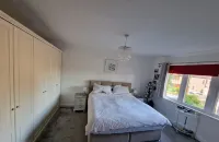 A Modern 2 Bedroom Apartment in the Quiet Leafy Grove, Close to the sea Front