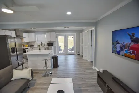 Decatur 3-BR Bliss: Modern Comfort