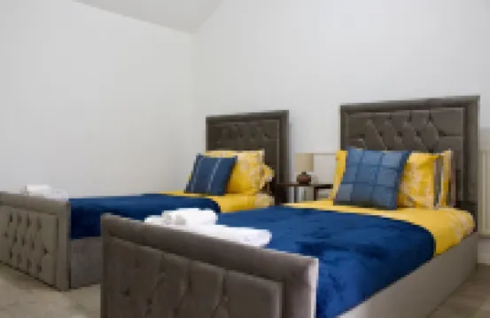 Green Corner House Sleeps 6 & Free Parking