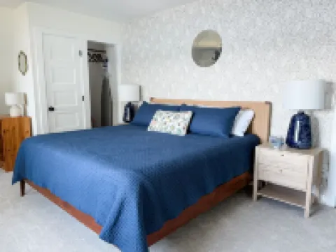 Family & Dog-Friendly Lakeside Retreat 15-Min to Mount Sunapee Hotels in Sunapee