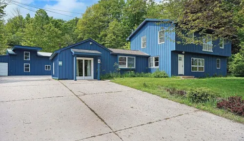 Lovely Lakehouse by Grand Traverse Bay. Pet Friendly! Hotels in Bingham Township