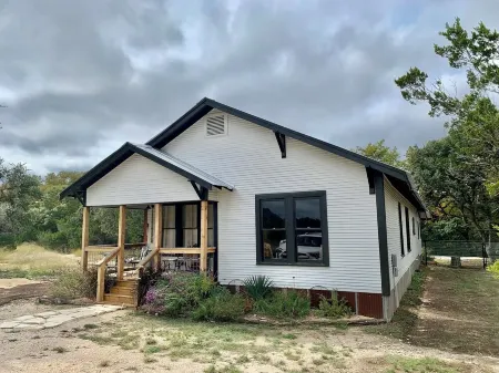 Secluded 3/2 farmhouse with scenic patio, wildlife on private acreage