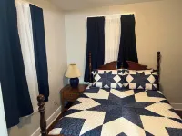 “The Mountain View” is a welcoming apartment with AC in charming Boomer by river