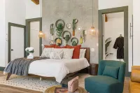 StayInOurSpace- Romantic getaway with views, walk to downtown, Hot tub, fire pit