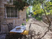 Domaine des Petites Soeurs 800m from the historic center with 5200m2 of wooded parkland Hotels in Vence