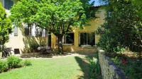 Mas provençal with swimming pool close to a town, ideal for families Hotels in Carpentras