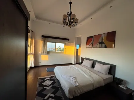 Spacious 5-bedroom uphill villa with WiFi, AC in delightful Palm Hills district