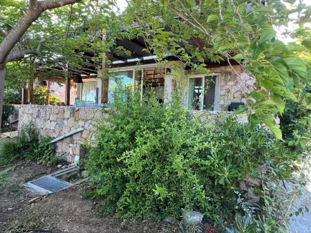 Casetta Jema, une Jolie Maisonnette au Coeur de la Marina de Santambroggio Отели в г. Лумио