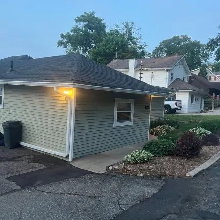 Charming 2-bedroom cottage with AC, WiFi on Pleasant Lake