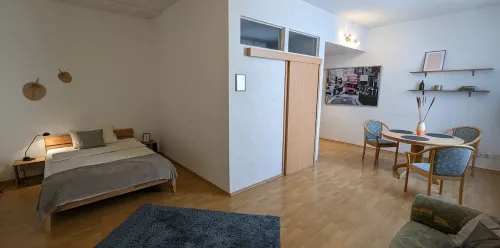 Geräumiges Doppelzimmer mit Bad und Tee/kaffeeecke, Schlafcouch, Zentral Gelegen