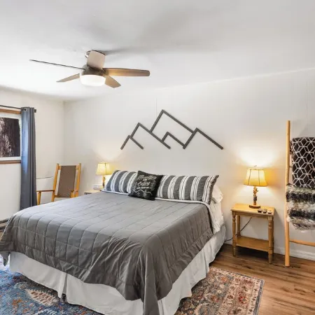 Charming 3-bedroom cabin with AC, WiFi in serene Idyllwild-Pine Cove