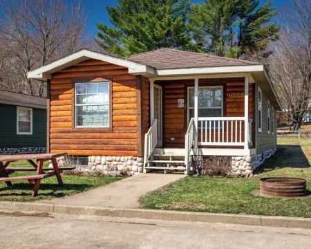 The Deer Cabin at the Riviera Resort in Neillsville, Wisconsin! デューハーストのホテル