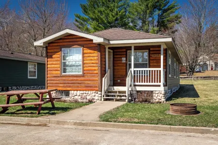 The Deer Cabin at the Riviera Resort in Neillsville, Wisconsin! Отели в г. Дьюхерст
