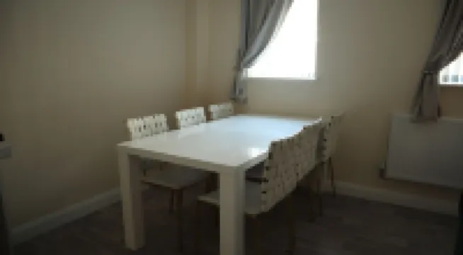 Luxury 2 bed open plan apartment with free internet services