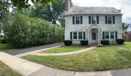 Walk anywhere on campus! 3BR home in College Heights.