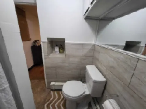 Charming 1-bedroom apartment in cool Troy with WiFi, AC Hotels in Troy