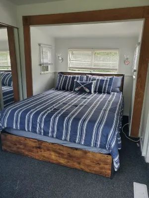 Cozy 1-bdrm Glamping Trailer set in the woods of tranquil Alexandria - AC, WiFi Hotel a Alexandria