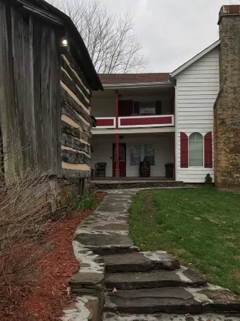 Charming 4-bedroom farmhouse in delightful Hinton with WiFi, AC Отели в г. Саммерс