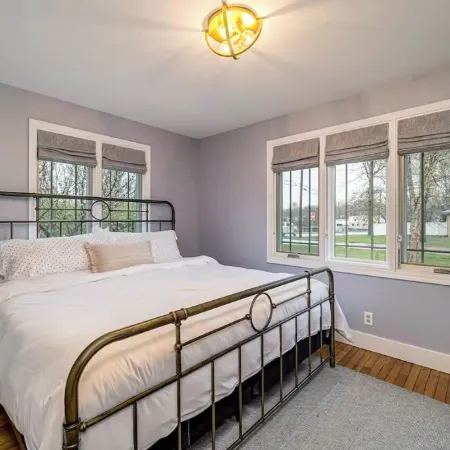 Cheerful & cozy farmhouse 2 bedroom home Отели в г. Джонсон