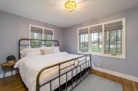 Cheerful & cozy farmhouse 2 bedroom home