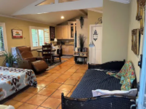 Peaceful cottage in Oakland hills with WiFi access