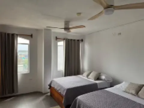 Cozy 2-bedroom apartment in charming Puerto Ayora with AC, WiFi فنادق في 