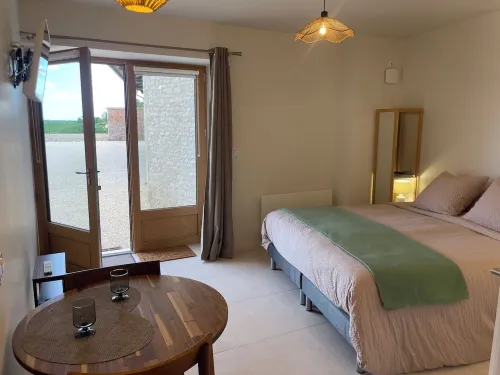 "Studio du Pressoir" studio for short-term rental (seasonal rental Angliers 호텔