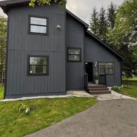 Charming 3-bedroom chalet with WiFi, AC in welcoming Tobyhanna