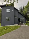 Charming 3-bedroom chalet with WiFi, AC in welcoming Tobyhanna