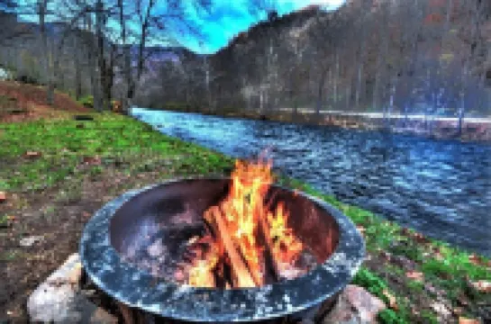 The Hala Lodge and Campground -Riverfront Class 5 -2bed/2bath on Nantahala River