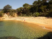 In wooded residence, 100 m from beaches, semi-detached villa, all comforts. Hotels in Coggia