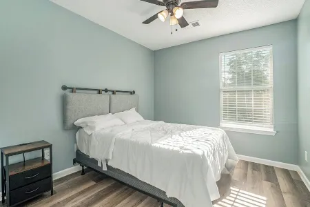 4-bedroom townhome in marvelous Conyers with WiFi, AC Отели рядом с достопримечательностью «Парк Джонсон»