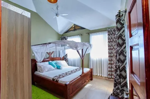 Coastal Retreat. Spacious 3-bedroom villa Just 8 minutes stroll from the Beach.