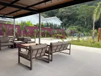 House with 4 bedrooms in the best gated community in Maresias, 150 meters from the beach.