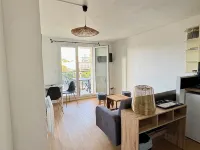 Apartment in residence with swimming pool, near Pontaillac page and casino