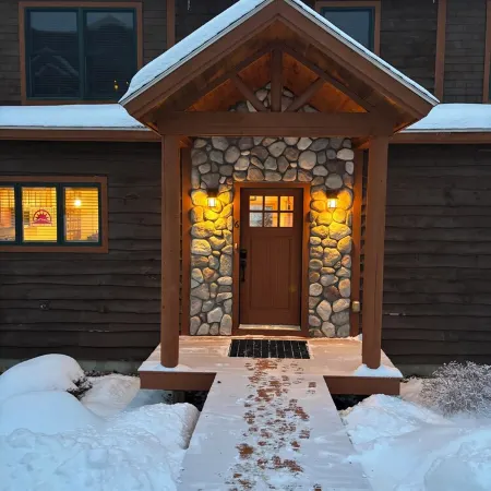 Spacious 4-bedroom Ski- in/ Ski-out condo in enchanting Sunday River w/ Hot Tub