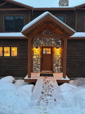 Spacious 4-bedroom Ski- in/ Ski-out condo in enchanting Sunday River w/ Hot Tub