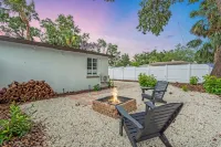 Coastal Luxury 7mi to Anna Maria Private Cottage