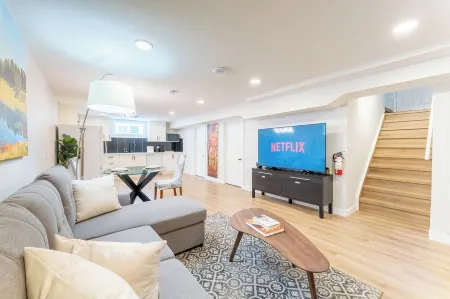 2 Bedroom Suite | Elegant & Cozy Guest Suite｜ Mins to Downtown Отели рядом с достопримечательностью «Pearle Vision»