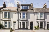 Beautiful 5 Bed Terrace with Hot Tub. Hotels in Brixham Civil Parish