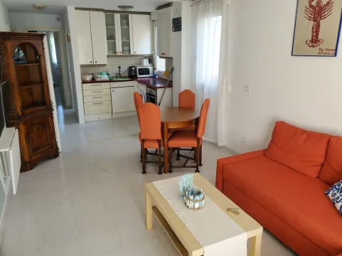 Cozy, very comfortable, very close to the beach.