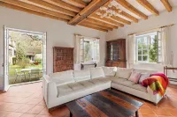 Large property with 2 houses and 1 heated swimming pool 1h20 south of Paris. Hotel a Estouy