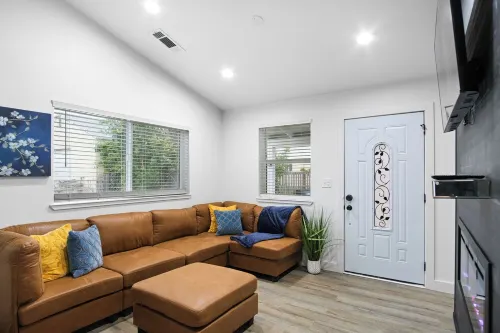 Charming 2-bedroom house in lovely Lodi with WiFi, AC